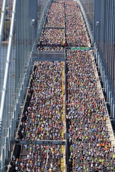 Muito corredores sobre a Verrazzano-Narrows Bridge na New York City Marathon