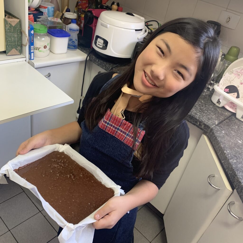 Julia com a massa do Bolo de chocolate fofo antes de assar 